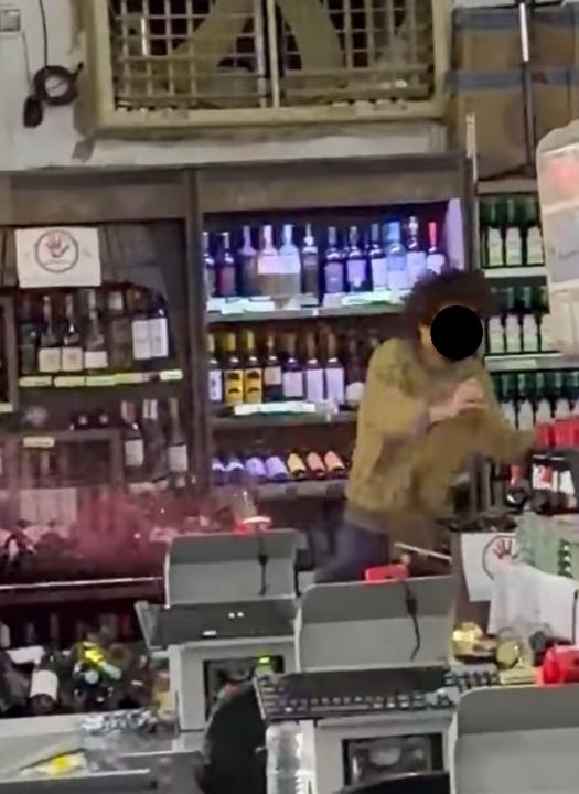 Foto 2 de 6 — Homem quebra garrafas de bebidas e causa prejuízo de R$ 60 mil em supermercado